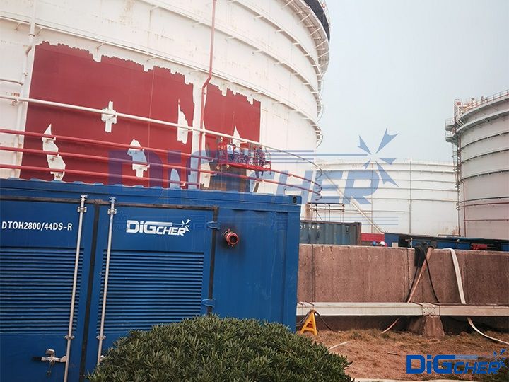 德高潔磁吸附儲(chǔ)罐除銹爬壁機(jī)器人超高壓泵站